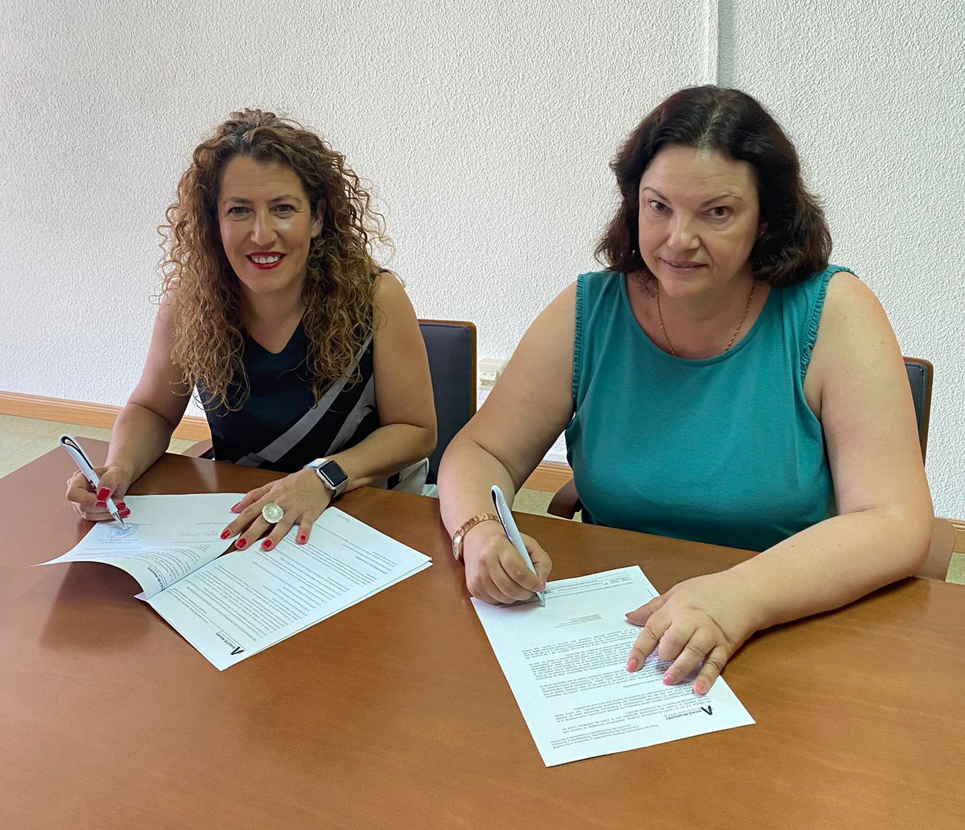 Ya ha tenido lugar la firma del Demanial con la concejala Patricia Sánchez de @AHParticipacion en la Casa Tapón Ya ha tenido lugar la firma del Demanial con la concejala Patricia Sánchez de @AHParticipacion en la Casa Tapón