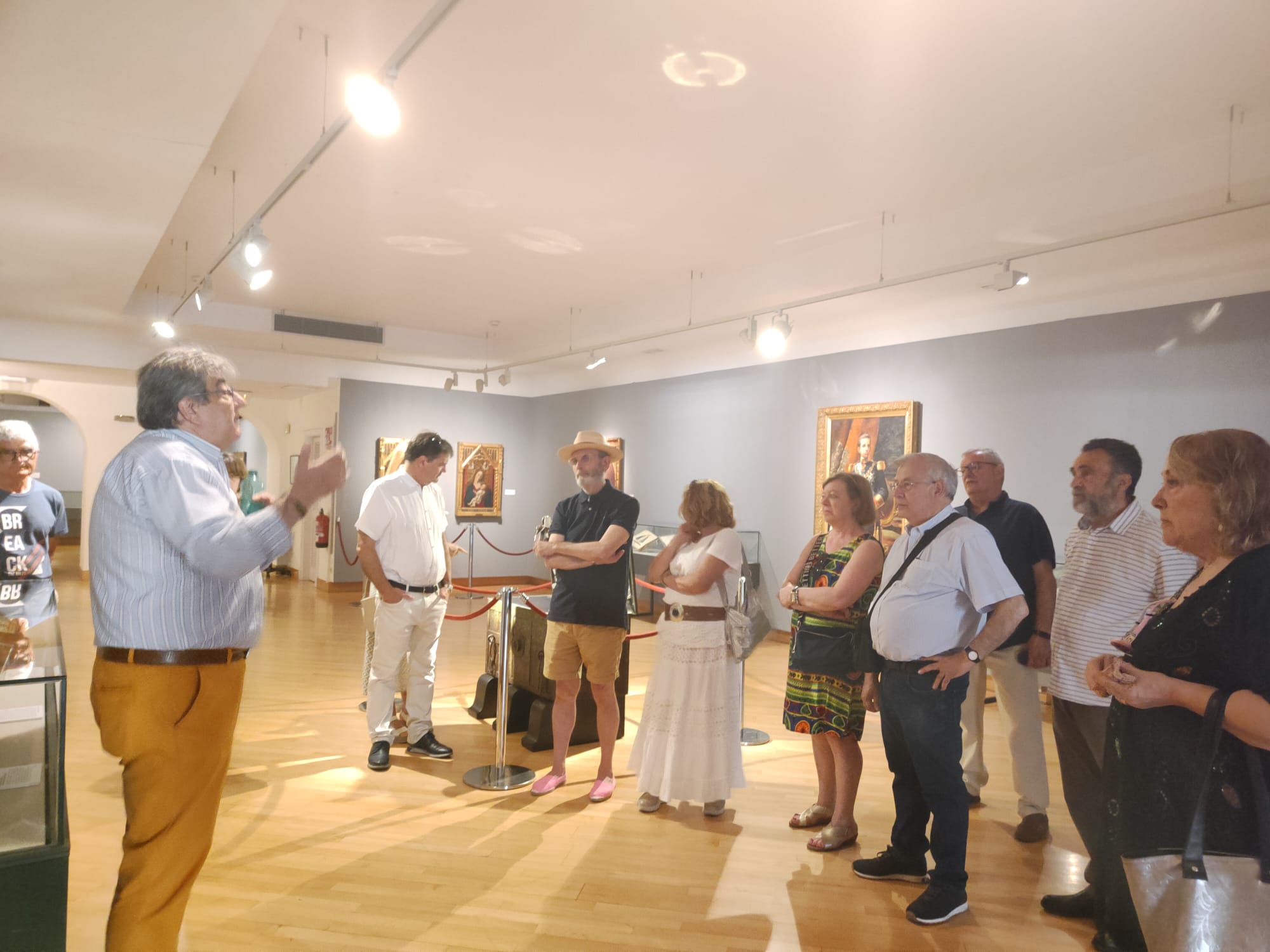 Visita guiada a la exposición «Patrimonio Interior» en Santa María la Rica para los miembros de la Institución Visita guiada a la exposición «Patrimonio Interior» en Santa María la Rica para los miembros de la Institución
